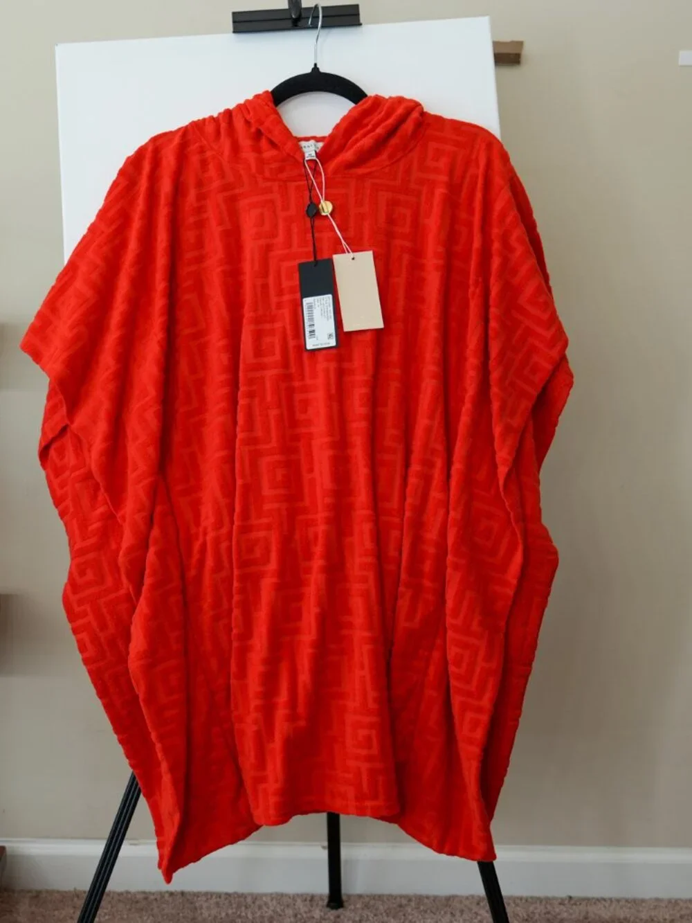 NWT Gianni Bini Fire Red Embossed Geometric Plush Hooded Poncho Cape Medium - Picture 2 of 4